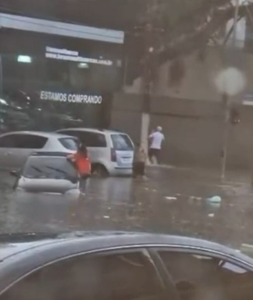 Chuva forte causa alagamento em SP e resgate dramático