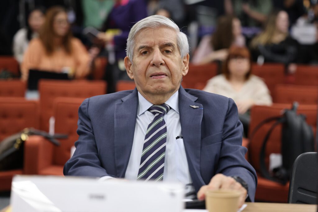 Augusto Heleno inicia prisão domiciliar com tornozeleira