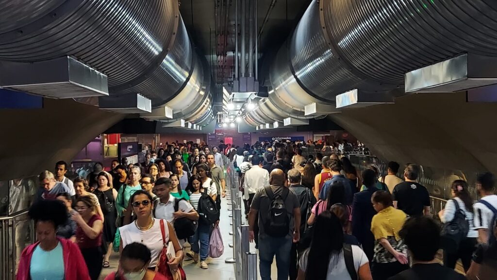 Roubo de celular cresce no transporte público em SP